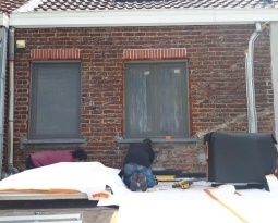 Pose des tuyauteries avant l’isolation de la façade