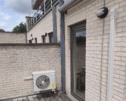 Installation d’une pompe à chaleur single split avec tuyauteries via lames de terrasse sur plots